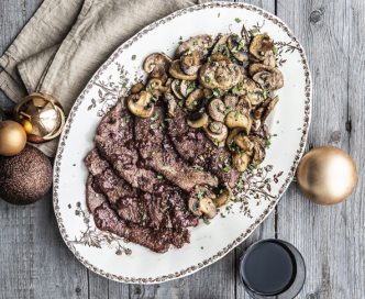 Fettine di vitello con salsa di vino rosso e funghi