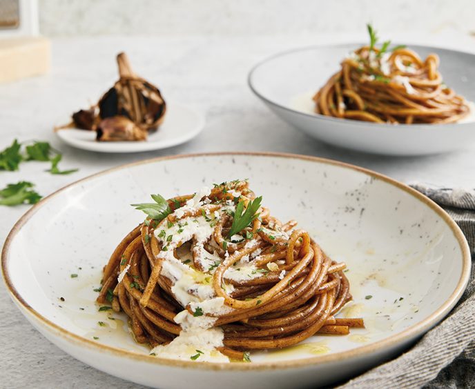 Spaghettoni Con Crema Di Aglio Nero, E Fonduta Di Castelmagno0356